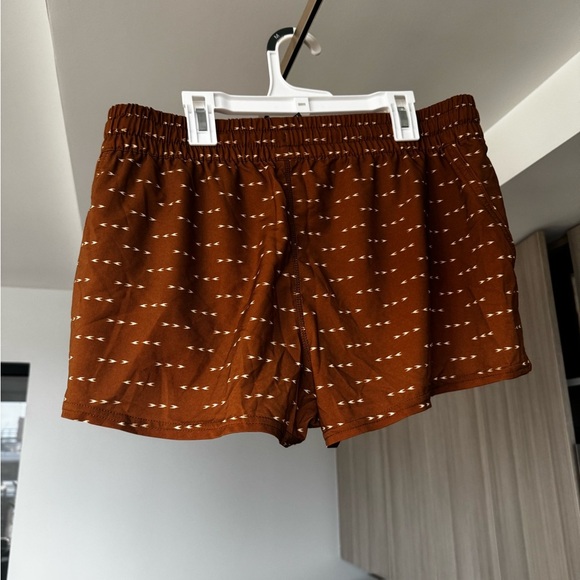 Vuori Women's Clementine 2" Short 2.0 in the Tumeric Arrow pattern - Picture 3 of 8